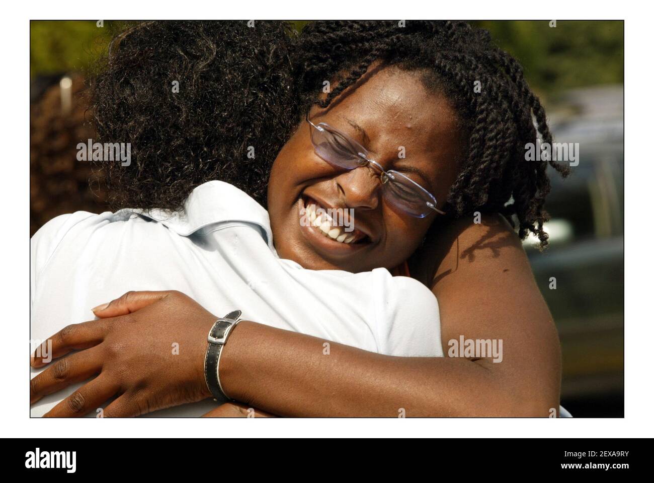 Carla Jones erhielt 3 AS und ein A auf AS-Niveau. Aufregung und Tränen am Richmond upon Thames College in Twickenham, während Studenten dort EIN Niveau Ergebnisse erhalten. In diesem Jahr saßen 930 Studenten 2243 Prüfungen und erreichten eine Gesamtbestanden-Rate von 98,1%.PIC David Sandison 18/8/2005 Stockfoto