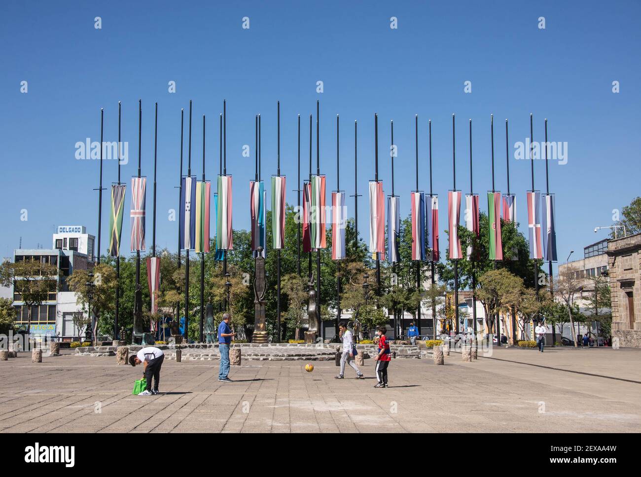 Flaggen vor dem Kulturinstitut Museo Cabañas, Guadalajara, Jalisco, Mexiko Stockfoto