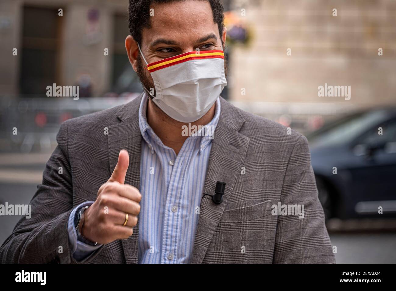 Ignacio Garriga Der Vorsitzende der rechtsextremen Partei VOX in Katalonien wird während einer Pressekonferenz auf der Plaza de Sant Jaume gesehen.Igancio Garriga hat auf einer Pressekonferenz auf der Plaza Sant Jaume die politische Vereinbarung "Cordon sanitario" abgelehnt, die von den übrigen Parteien erreicht wurde, die das parlament bilden werden, um die zu verhindern Einsatz der politischen Ideologie der extremen Rechten im Parlamentssitz. Stockfoto