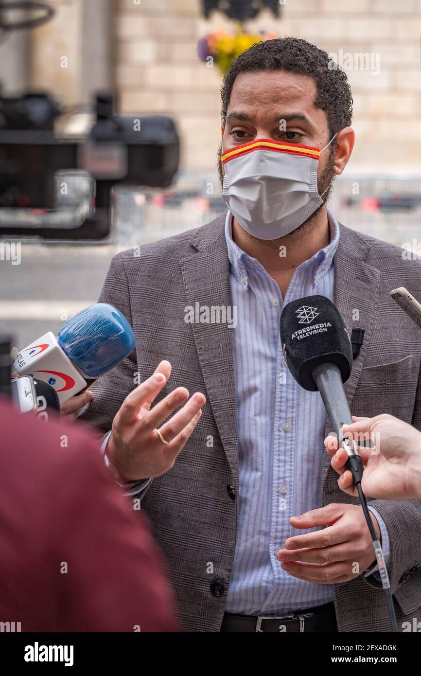 Ignacio Garriga Der Vorsitzende der rechtsextremen Partei VOX in Katalonien spricht während einer Pressekonferenz auf der Plaza de Sant Jaume.Igancio Garriga hat auf einer Pressekonferenz auf der Plaza Sant Jaume die politische Vereinbarung "Cordon sanitario" abgelehnt, die von den übrigen Parteien erreicht wurde, die das parlament bilden werden, um den Einsatz zu verhindern Der politischen Ideologie der extremen Rechten im Parlamentssitz. Stockfoto