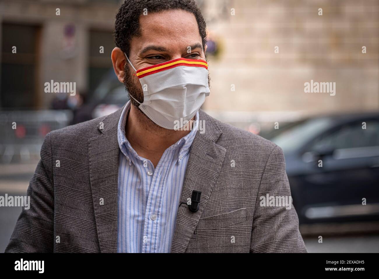 Ignacio Garriga Der Vorsitzende der rechtsextremen Partei VOX in Katalonien spricht während einer Pressekonferenz auf der Plaza de Sant Jaume.Igancio Garriga hat auf einer Pressekonferenz auf der Plaza Sant Jaume die politische Vereinbarung "Cordon sanitario" abgelehnt, die von den übrigen Parteien erreicht wurde, die das parlament bilden werden, um den Einsatz zu verhindern Der politischen Ideologie der extremen Rechten im Parlamentssitz. Stockfoto