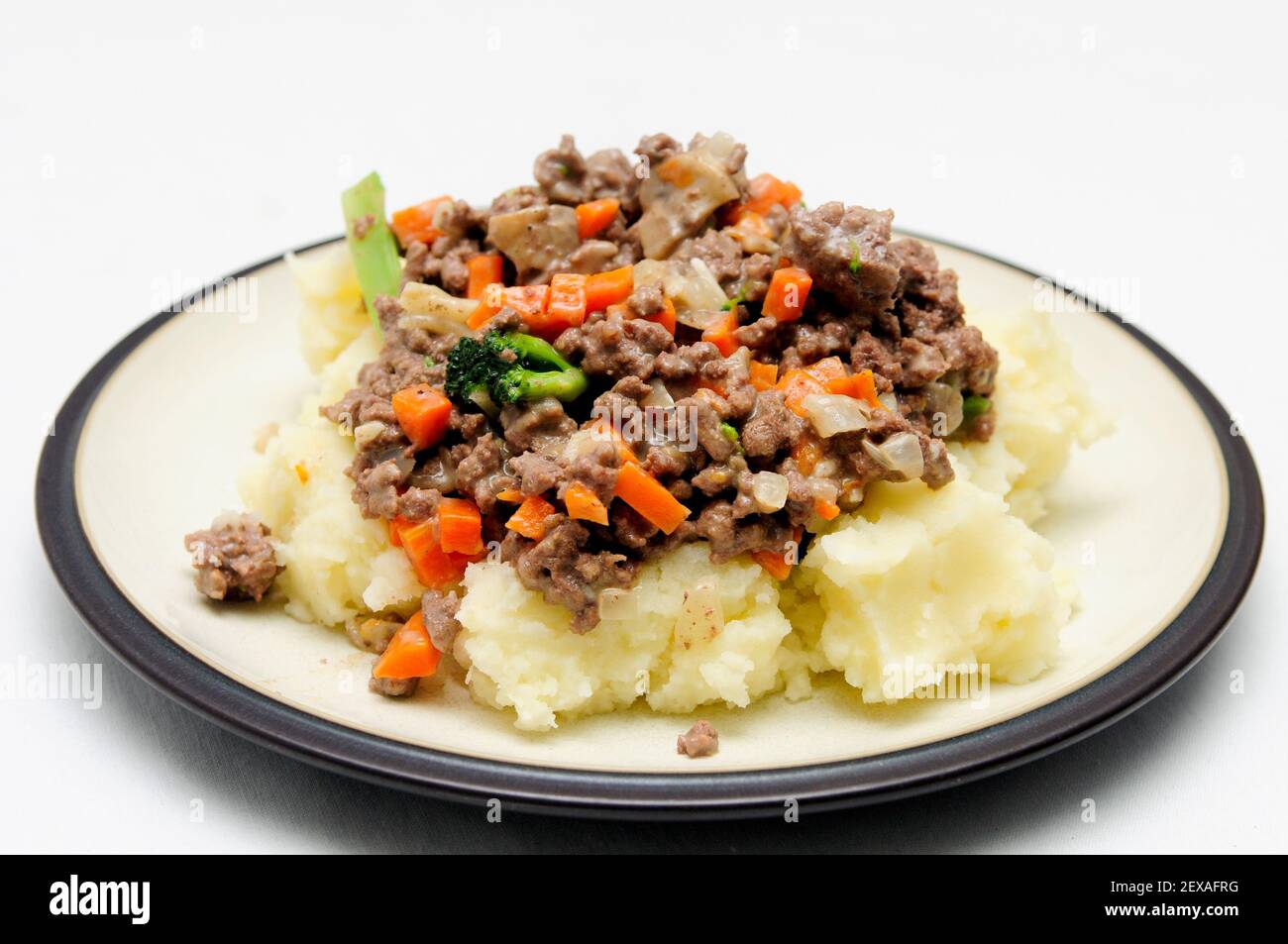 hamburger Stroganoff mit frischem Gemüse und cremigen Kartoffelpüree Stockfoto