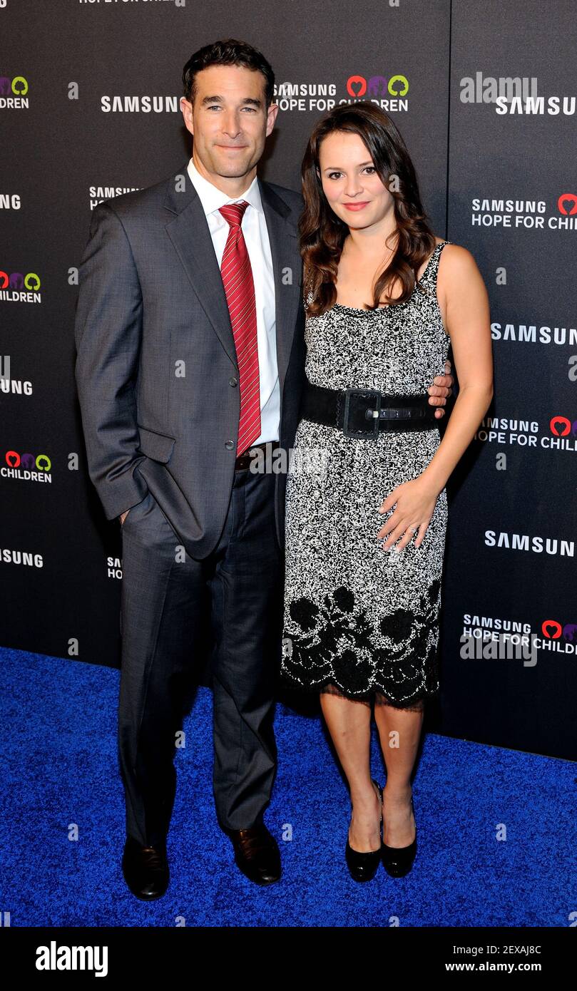 Der olympische Eiskunstlauf-Silbermedaillengewinner Sasha Cohen und Ehemann Tom May nehmen am 17. September 2015 an der Samsung Hope for Children Gala im Hammerstein Ballroom in New York, NY, Teil. (Foto von Stephen Smith) *** Bitte benutzen Sie den Credit from Credit Field *** Stockfoto