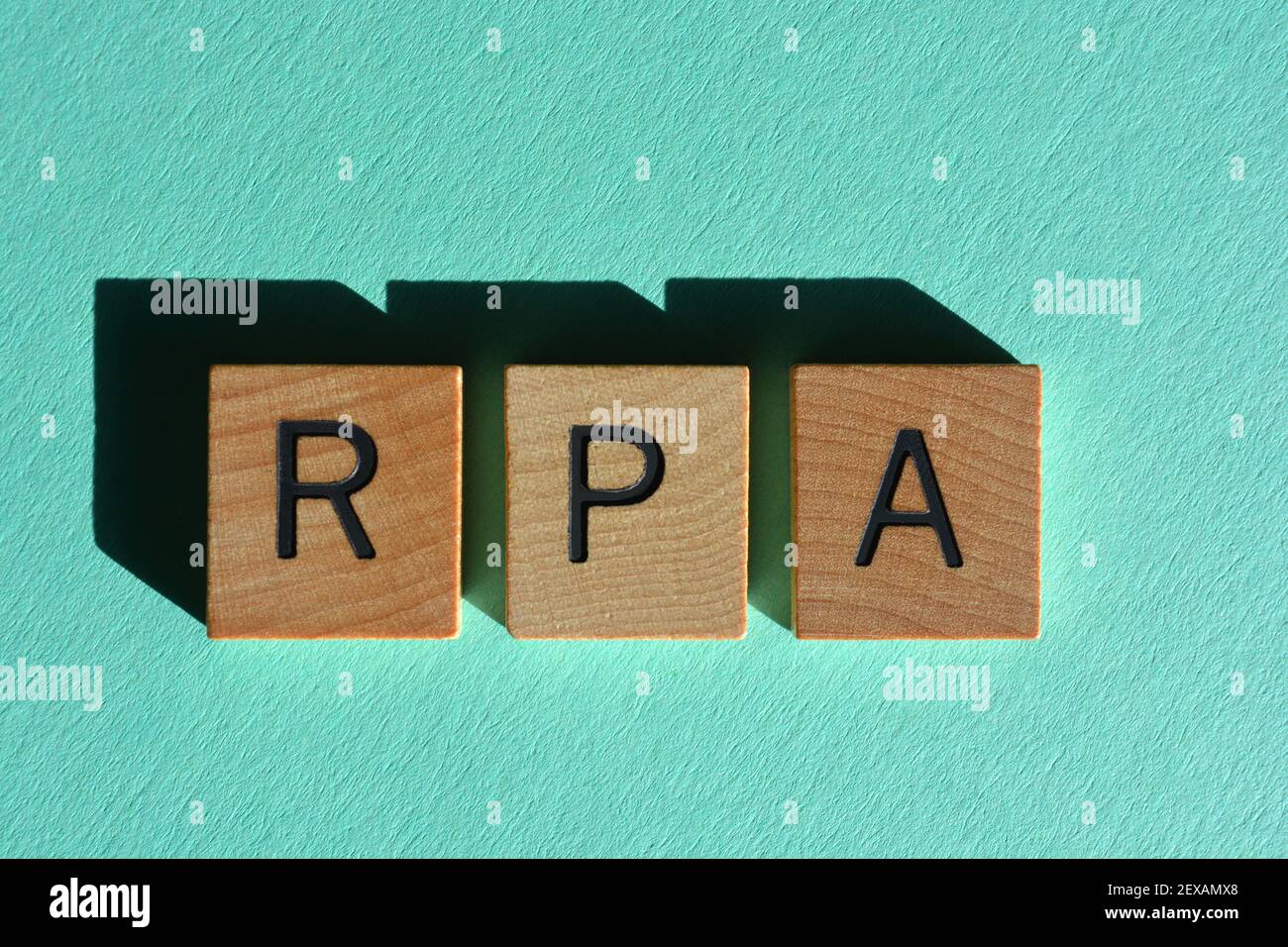 RPA, Akronym für Robotic Process Automation, in Holzbuchstaben isoliert auf Hintergrund als Banner Überschrift Stockfoto