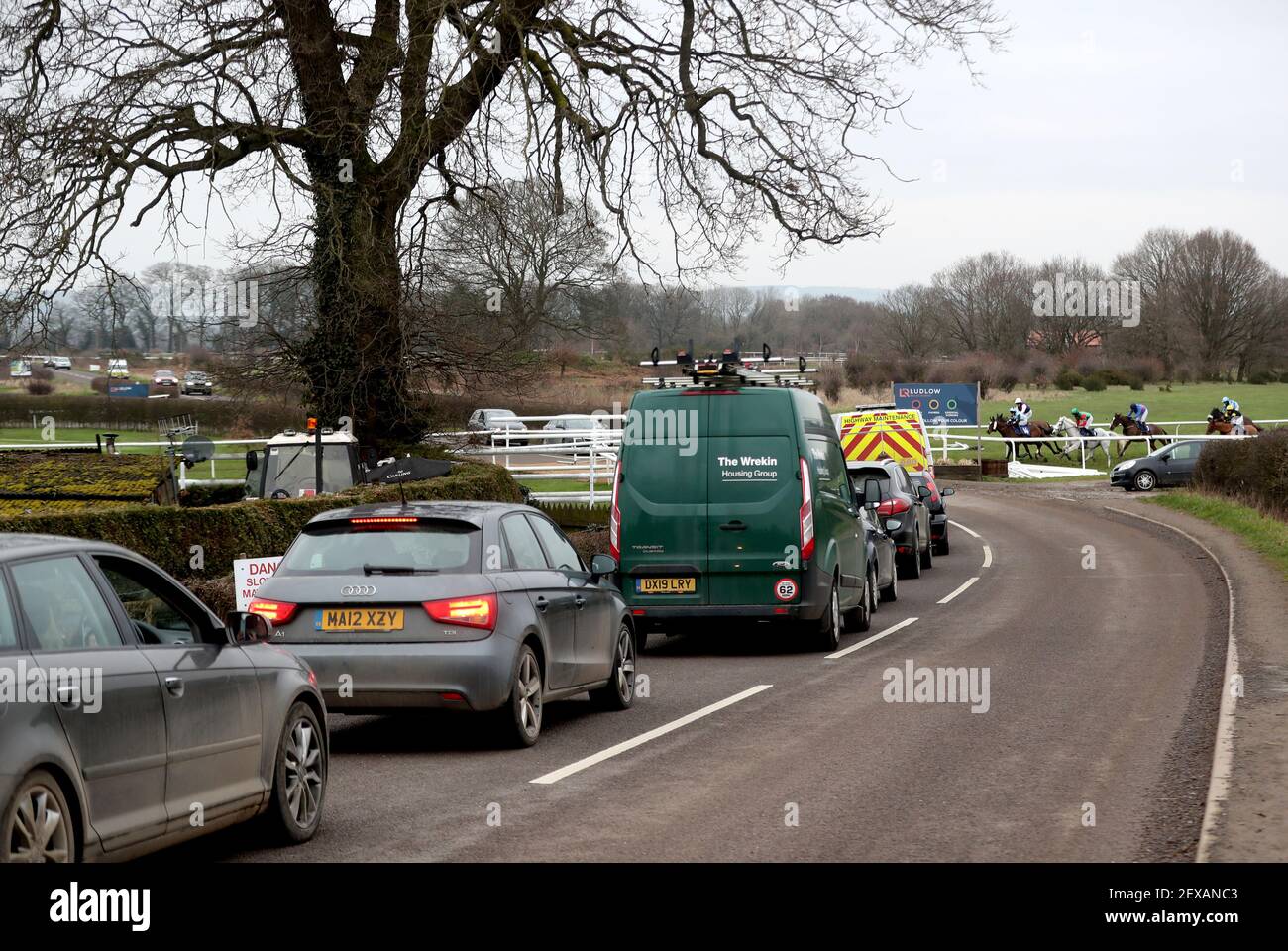 Ein allgemeiner Blick auf den Verkehr, während Läufer und Reiter in der Join RacingTV Open Hunters' Chase auf der Ludlow Racecourse konkurrieren. Bilddatum: Donnerstag, 4. März 2021. Stockfoto