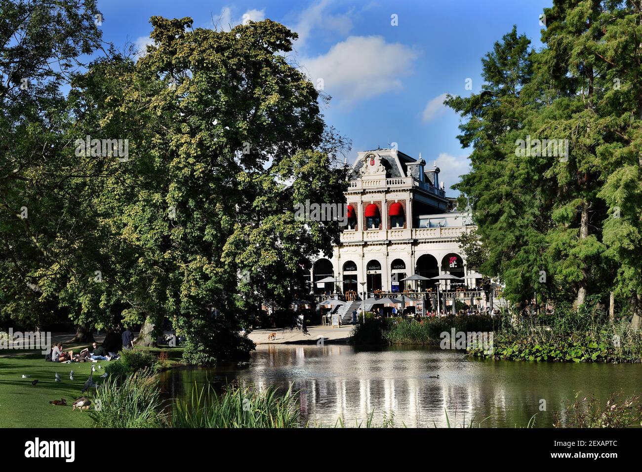 Amsterdam,Vondelpark Paviljoen (Pavillon) jetzt ein Restaurant/Café in Vondelpark, m, Niederlande, Niederländisch, ( der Vondelpark Pavillon ist ein Gebäude im Vondelpark in Amsterdam. Es wurde 1874-1881 vom Architekten W. Hamer im italienischen Renaissance-Stil erbaut und verfügt über geriffelte ionische Säulen, runde Bogenfenster und gewölbte Türmchen. ) Stockfoto