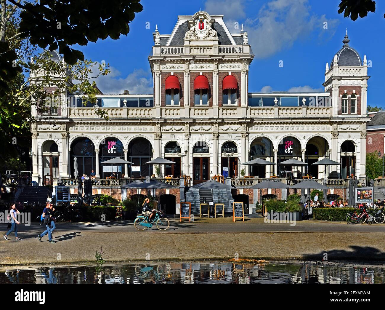 Amsterdam,Vondelpark Paviljoen (Pavillon) jetzt ein Restaurant/Café in Vondelpark, m, Niederlande, Niederländisch, ( der Vondelpark Pavillon ist ein Gebäude im Vondelpark in Amsterdam. Es wurde 1874-1881 vom Architekten W. Hamer im italienischen Renaissance-Stil erbaut und verfügt über geriffelte ionische Säulen, runde Bogenfenster und gewölbte Türmchen. ) Stockfoto