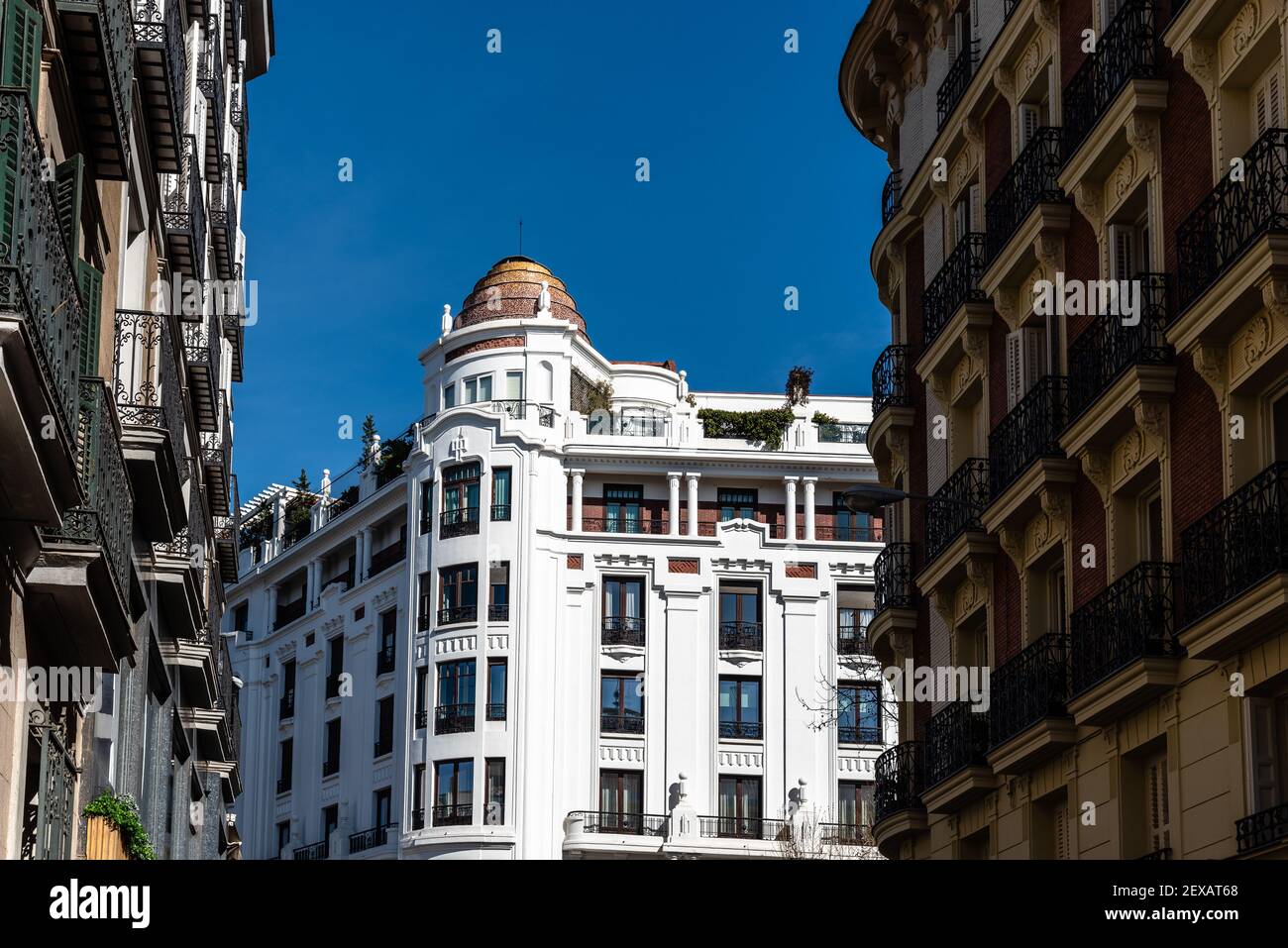 Alte Luxus-Wohngebäude mit Balkonen im historischen Zentrum von Madrid. Konzept Mietregelung Stockfoto