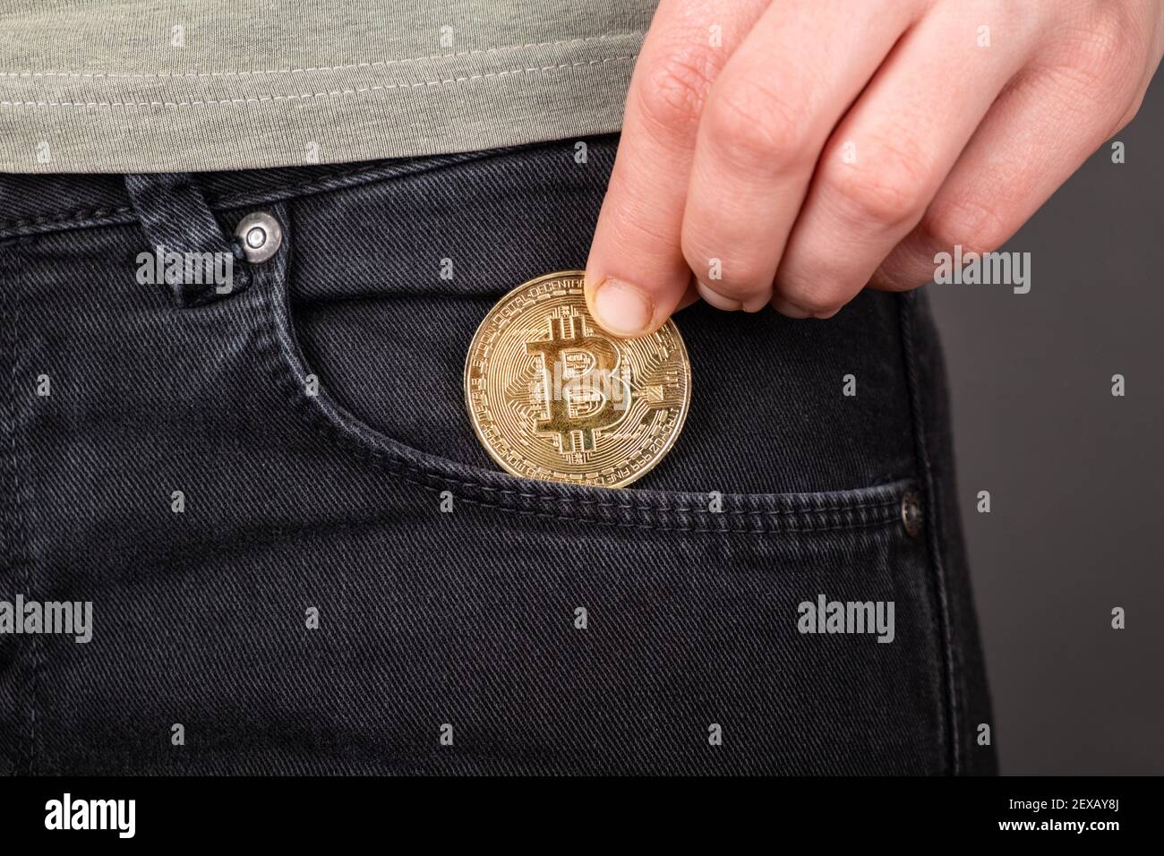 Akkumulation von Bitcoin, Gold BTC Münze in der Tasche Stockfoto