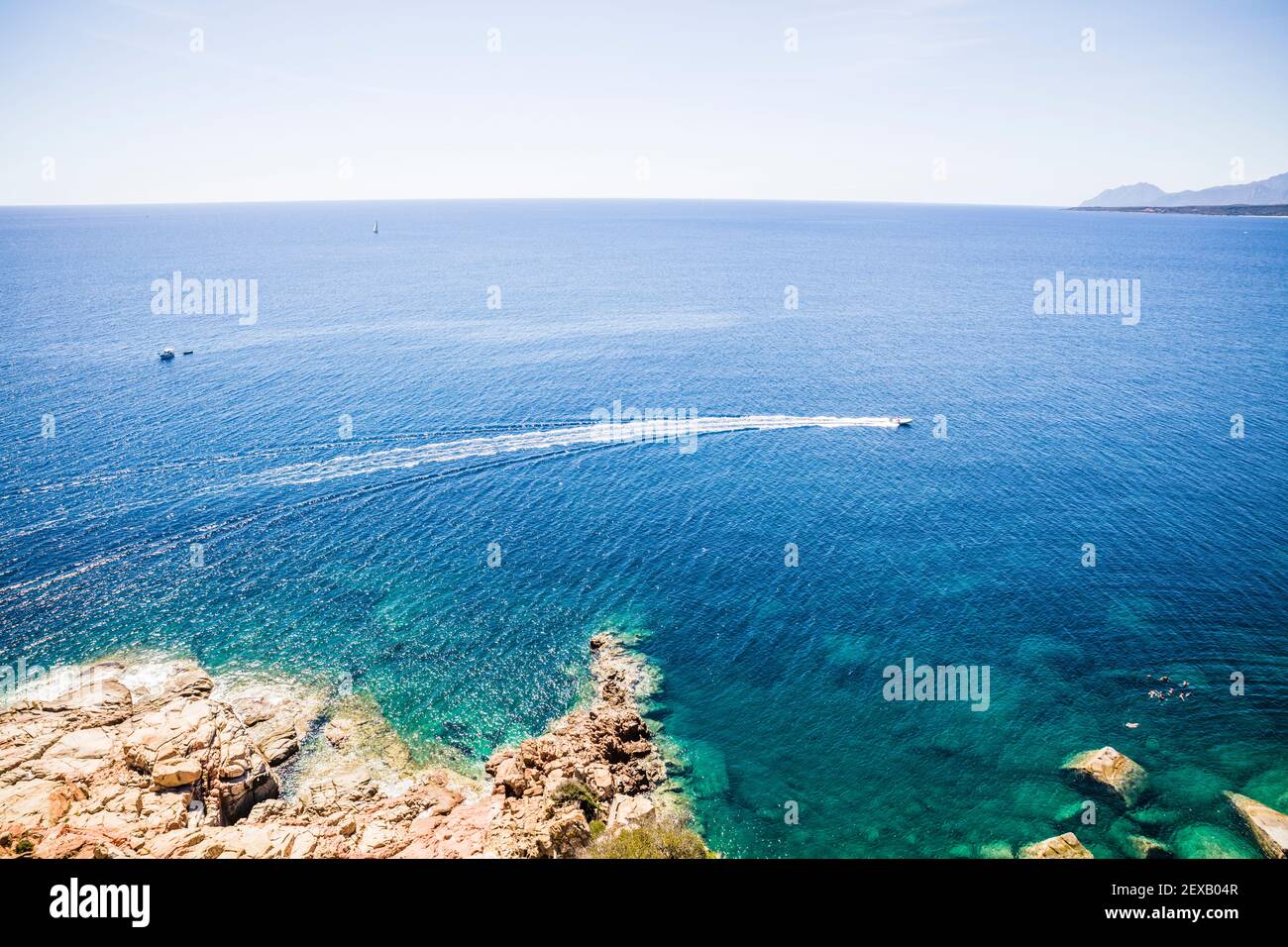 Sardinien Küste mit kleinen Booten auf dem ruhigen Wasser Stockfoto