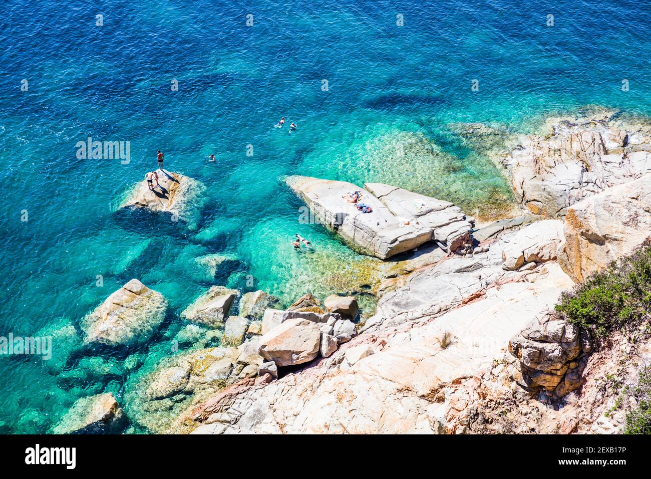 Sardinien Ostküste felsige Küste mit herrlichem aquablauem Wasser Stockfoto