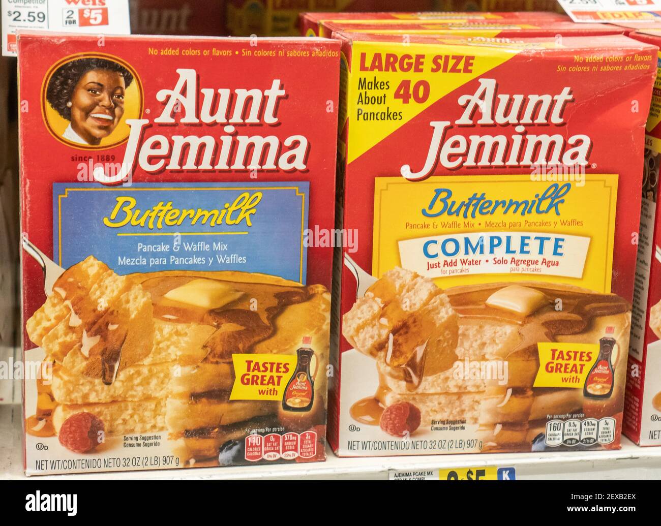 Spring Township, Pennsylvania, USA: 16. Februar 2021: Tante Jemima Pfannkuchenmischung im Regal im Supermarkt mit Original-Logo und ohne Logo. Stockfoto