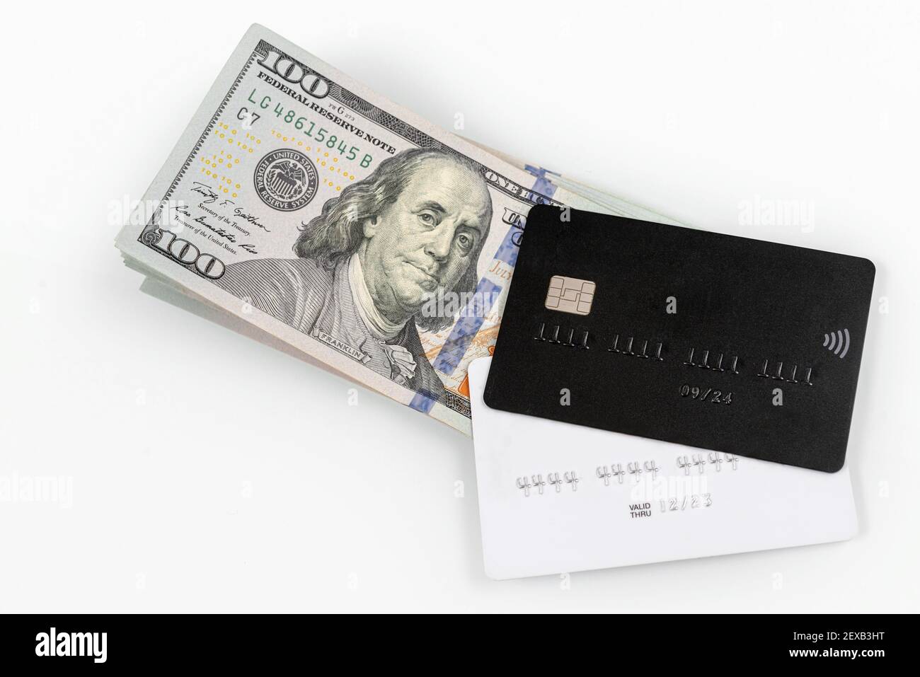 Kreditkarten auf Stapel von hundert-Dollar-Scheine. Schwarz-Weiß-Kreditkarten. Geld-, Business-, Banking- und Online-Shopping-Konzept. Selektiver Fokus Stockfoto