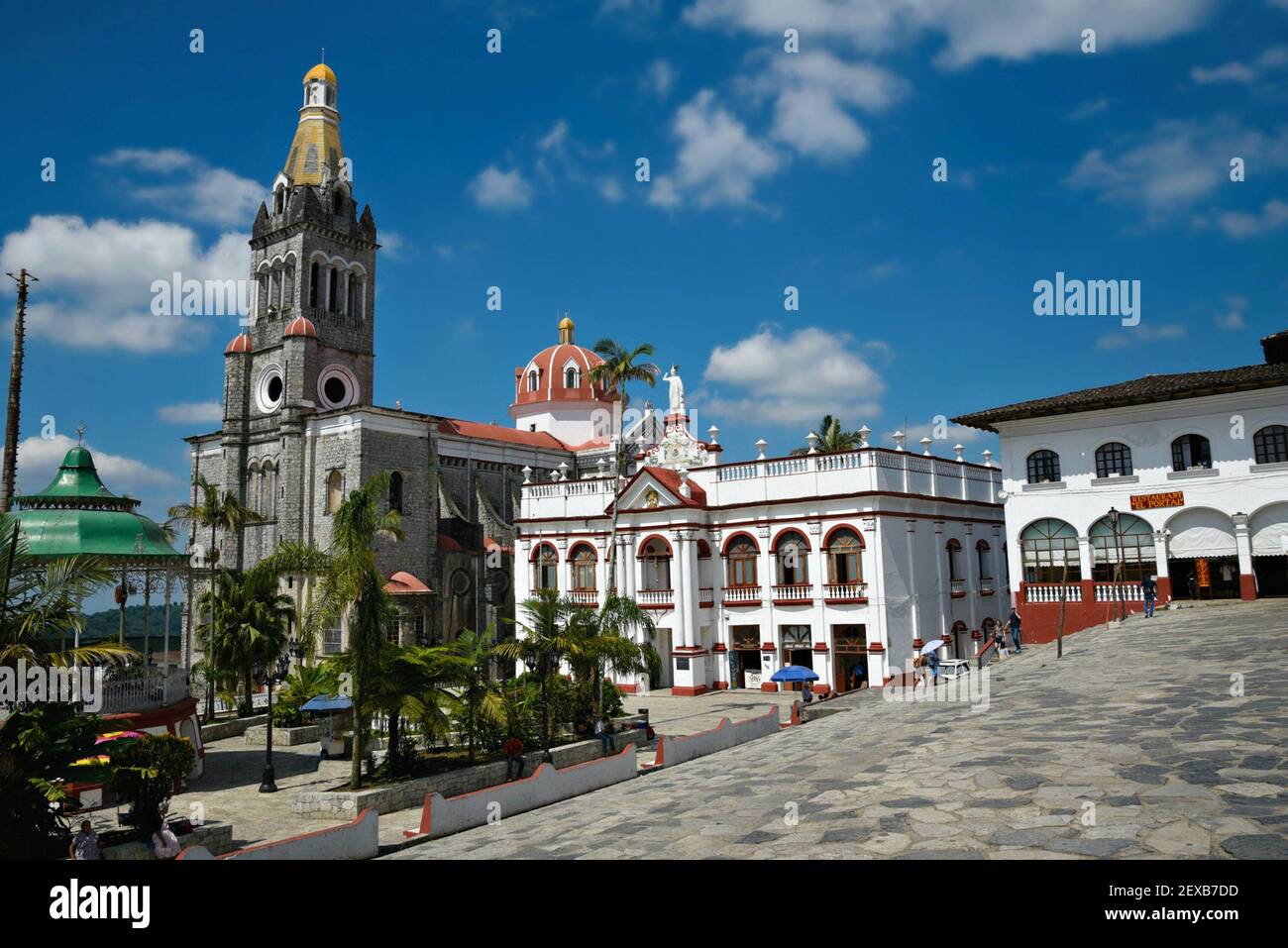 Blick auf die Parroquia de San Francisco de Asís, den Palacio Municipal und die umliegenden Kolonialbauten in Cuetzalan del Progreso, Puebla Mexiko. Stockfoto