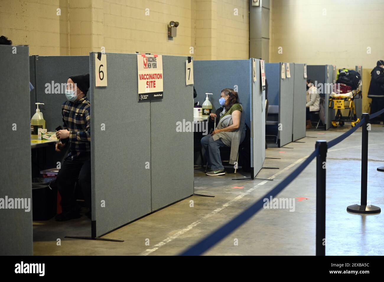 USA. März 2021, 03rd. 3. März 2021 -- Yonkers -- Bewohner von Westchester County werden mindestens 15 Minuten nach Erhalt des Covid-19-Impfstoffs bei der New Yorker Nationalgarde-Garde in Yonkers am Mittwoch, den 3. März 2021, auf Nebenwirkungen beobachtet. An dieser Stelle werden täglich bis zu 1.000 New Yorker geimpft. Gouverneur Andrew M. Cuomo gab heute die Eröffnung von drei weiteren FEMA-Massenimpfstellen in Albany, Buffalo und Rochester bekannt. (Kevin P. Coughlin/Büro des Gouverneurs via Credit: SIPA USA/Alamy Live News Stockfoto