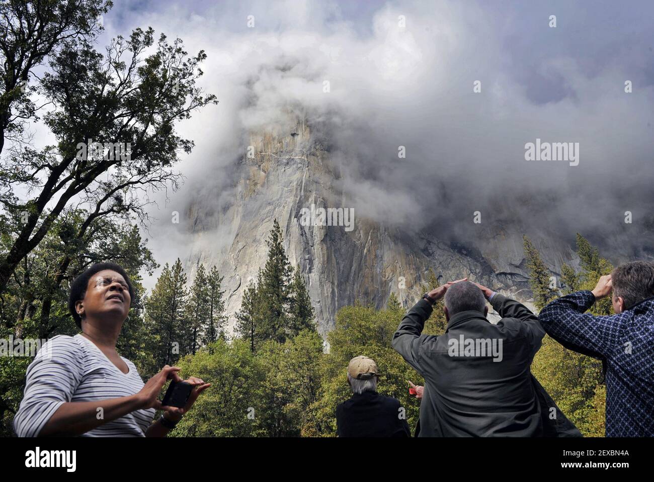 Besucher des kalifornischen Yosemite Valley blicken auf Wolken, die sich um El Capitan bilden, nach einem Regensturm nach der Feier zum 125th-jährigen Jubiläum des Yosemite National Park am Donnerstag, den 1. Oktober 2015. (Foto von Eric Paul Zamora/Fresno Bee/TNS) *** Bitte nutzen Sie die Gutschrift aus dem Kreditfeld *** Stockfoto
