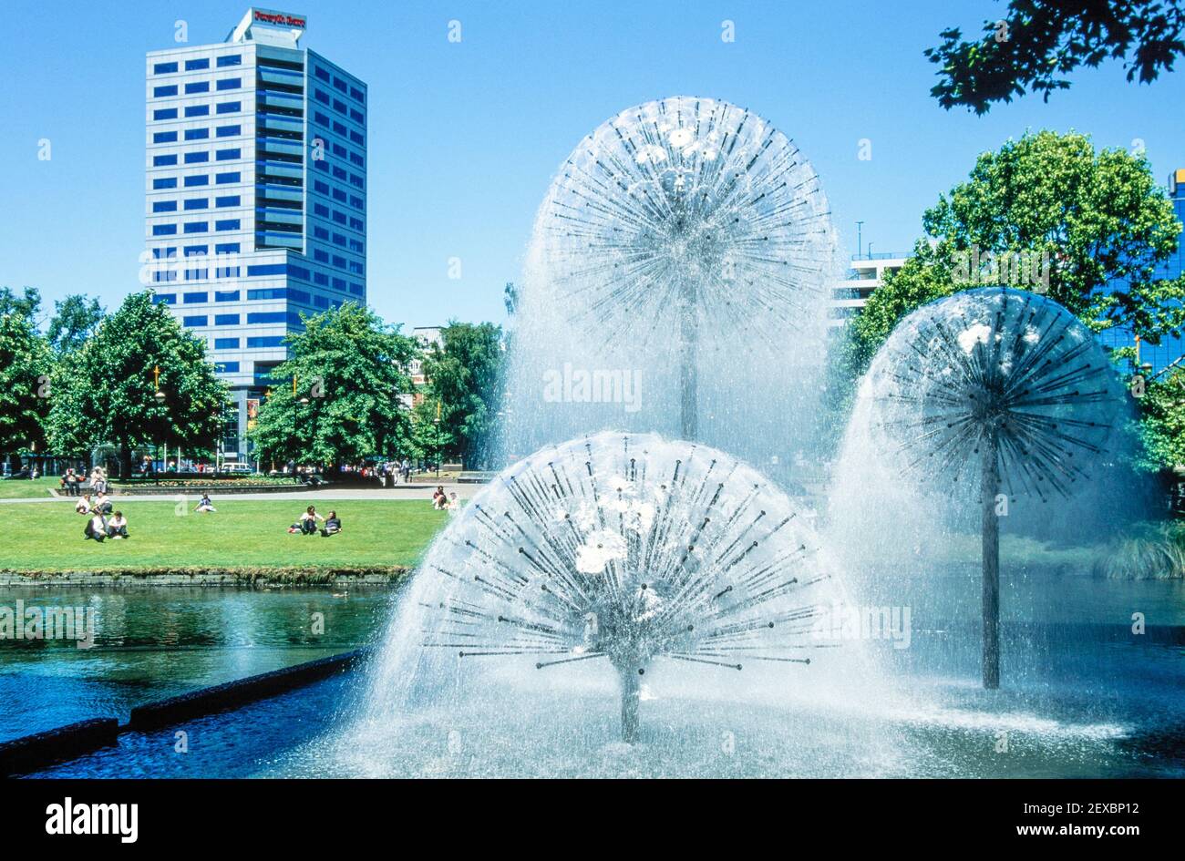 1999 Neuseeland Christchurch. Christchurch Rathaus Neuseeland. Der Ferrier-Brunnen vor dem Bootsrestaurant, Christchurch, wurde 1972 von Herrn und Frau Jack Ferrier zur Eröffnung des Rathauses gestiftet. Löwenzahn geformter Ferrier-Brunnen vor dem Town Hall Restaurant, Boaters Bar und Restaurant, Town Hall und Theater auf dem Victoria Square. Diese Brunnen wurden beim Erdbeben von 2011 beschädigt und im Jahr 2019 wieder in Ordnung gebracht. Christchurch Canterbury Südinsel Neuseeland Stockfoto