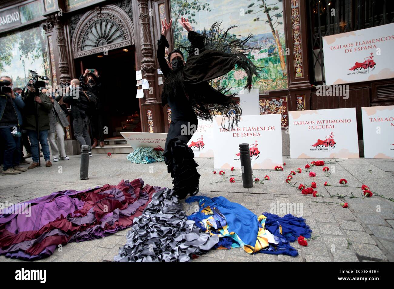 Madrid, Spanien; 04/03/2021.- Bailaora Anabel Moreno sagt Auf Wiedersehen zum traditionellen Tablao mit ihrer Performance.Covid schließt Villa Rosa, das älteste Flamenco Tablao in Madrid. Die harten Beschränkungen, um Ansteckungen zu reduzieren, werden zu lange und emblematische Unternehmen wie Villa Rosa, das älteste Flamenco Tablao in Madrid, können nicht umhin, eine endgültige Schließung zu setzen. Die Tablao, gegründet 1911 und befindet sich an der Plaza Santa Ana, Madrid, stellt ihre Tätigkeit dauerhaft, weil es nicht die Verwüstungen der Pandemie standhalten kann. Gegründet 1911 von zwei Picadores und einem Banderillero als Tapas und Flat Bar Stockfoto