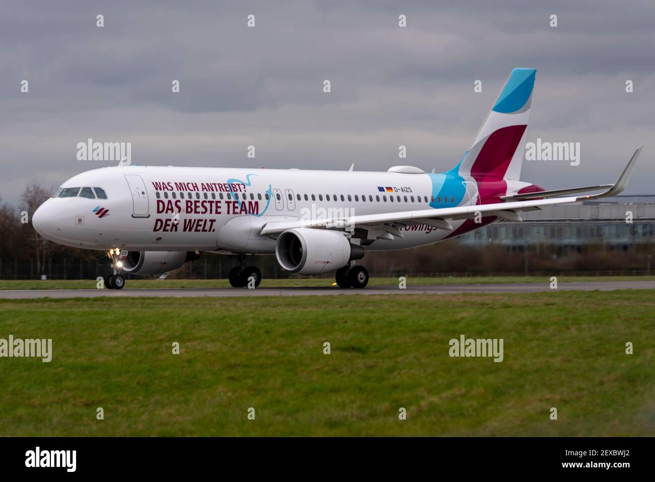 London Southend Airport, Essex, Großbritannien. März 2021, 4th. Die deutsche Fluggesellschaft Eurowings hat einem ihrer Flugzeuge eine Nachricht hinzugefügt, um sich bei ihren Mitarbeitern für ihre Bemühungen während der COVID 19-Pandemie zu bedanken. ‘eine Seite hat sich auf Englisch vom größten Team der Welt getankt, auf der anderen Seite auf Deutsch. Der Airbus A320 wurde zu den Arbeiten nach Satys Air Livery in Southend geflogen und ist heute zum Einsatz gegangen. Eurowings-Chef Jens Bischof: "Unsere Mitarbeiter haben in der Krise einen außergewöhnlichen Teamgeist gezeigt. Deshalb möchten wir uns auf außergewöhnliche Weise bei Ihnen bedanken." Stockfoto