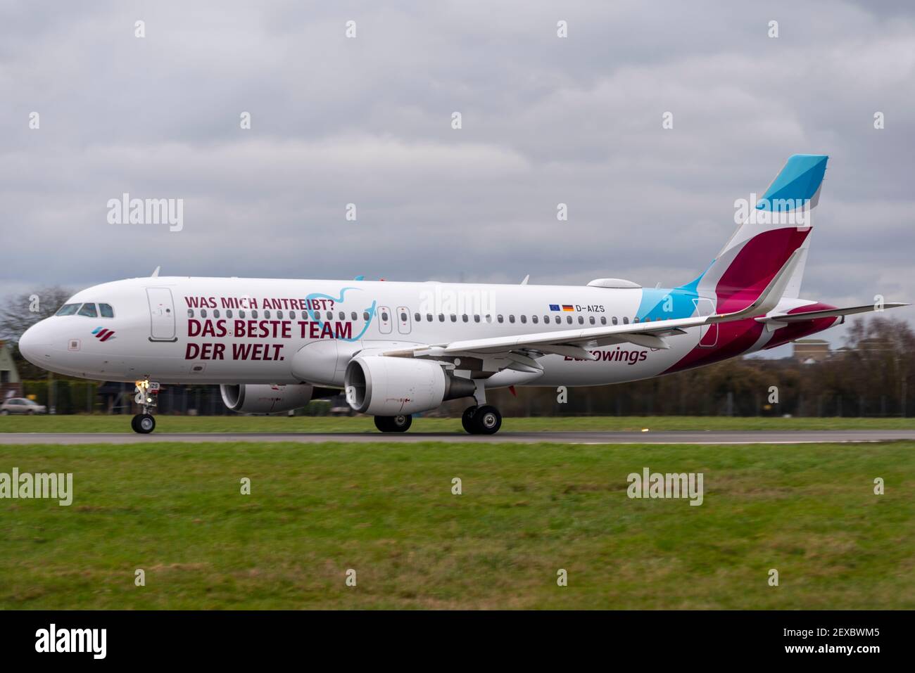 London Southend Airport, Essex, Großbritannien. März 2021, 4th. Die deutsche Fluggesellschaft Eurowings hat einem ihrer Flugzeuge eine Nachricht hinzugefügt, um sich bei ihren Mitarbeitern für ihre Bemühungen während der COVID 19-Pandemie zu bedanken. ‘eine Seite hat sich auf Englisch vom größten Team der Welt getankt, auf der anderen Seite auf Deutsch. Der Airbus A320 wurde zu den Arbeiten nach Satys Air Livery in Southend geflogen und ist heute zum Einsatz gegangen. Eurowings-Chef Jens Bischof: "Unsere Mitarbeiter haben in der Krise einen außergewöhnlichen Teamgeist gezeigt. Deshalb möchten wir uns auf außergewöhnliche Weise bei Ihnen bedanken." Stockfoto