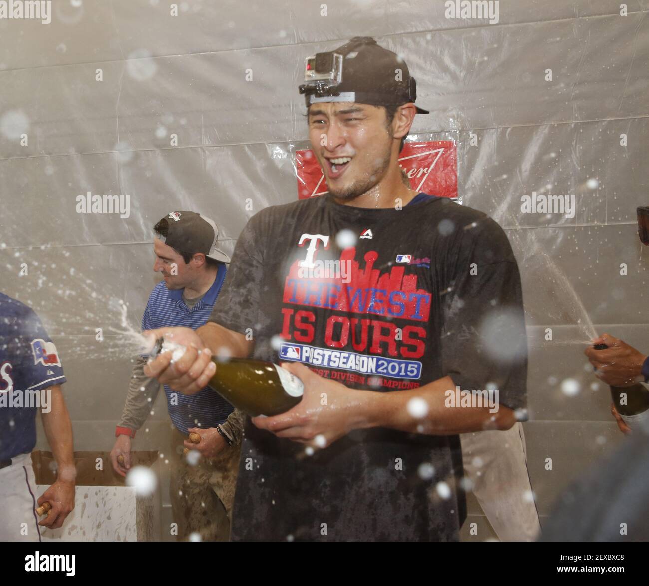 Texas Rangers Pitcher Yu Darvish feiert im Clubhaus nach dem Team Sieg über die Los Angeles Angels am Sonntag, 4. Oktober 2015, im Globe Life Park in Arlington, Texas. Die Rangers gewann 9-2, gewann die American League West Division. (Foto von Jim Cowsert/Fort Worth Star-Telegram/TNS) *** Bitte nutzen Sie die Gutschrift aus dem Kreditfeld *** Stockfoto