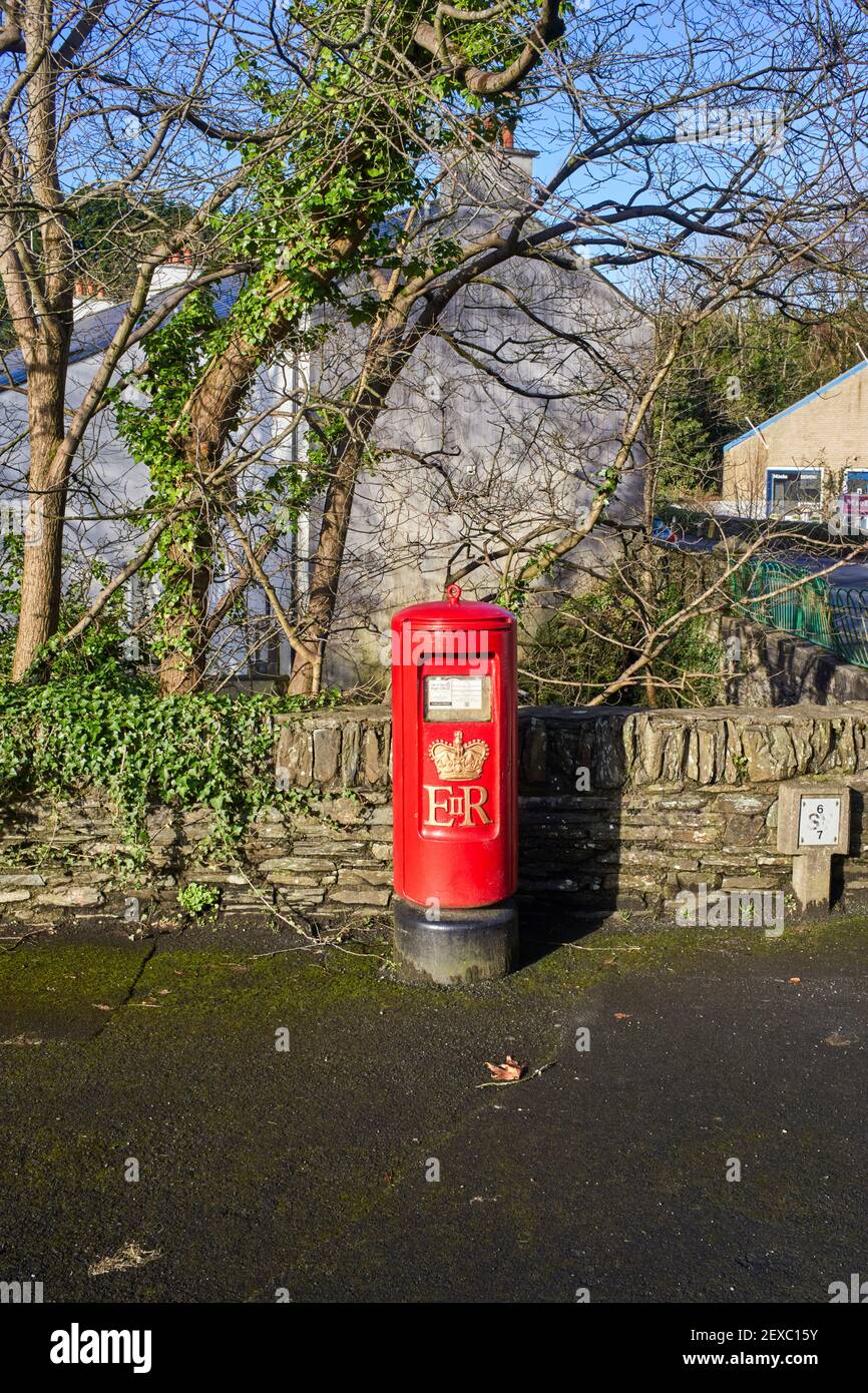 Typ K moderner Postkasten bei Tromode neben dem Fluss Glass, Isle of man Stockfoto