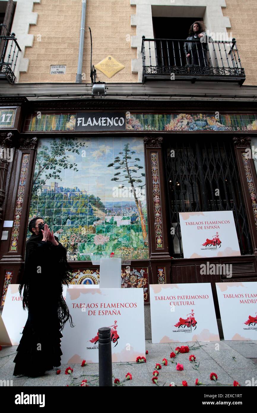 Madrid, Spanien; 04/03/2021.- Bailaora Anabel Moreno sagt Auf Wiedersehen zum traditionellen Tablao mit ihrer Performance.Covid schließt Villa Rosa, das älteste Flamenco Tablao in Madrid. Die harten Beschränkungen, um Ansteckungen zu reduzieren, werden zu lange und emblematische Unternehmen wie Villa Rosa, das älteste Flamenco Tablao in Madrid, können nicht umhin, eine endgültige Schließung zu setzen. Die Tablao, gegründet 1911 und befindet sich an der Plaza Santa Ana, Madrid, stellt ihre Tätigkeit dauerhaft, weil es nicht die Verwüstungen der Pandemie standhalten kann. Gegründet 1911 von zwei Picadores und einem Banderillero als Tapas und Flat Bar Stockfoto