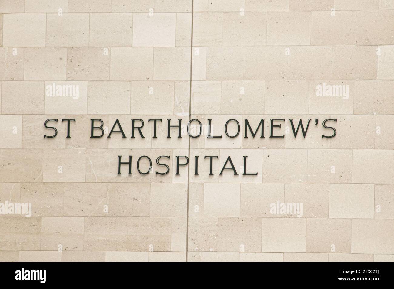 WESTMINSTER LONDON, GROSSBRITANNIEN 4. MÄRZ 2021. Der Eingang zum Krankenhaus St. Bartholomäus. Der Herzog von Edinburgh hat am mittwoch eine erfolgreiche Behandlung für eine bestehende Herzerkrankung nach Buckinghame Palace durchlaufen und wurde am Montag vom König Edward VII. Krankenhaus in St. Bartholomew's Hospital verlegt. Credit amer ghazzal/Alamy Live News Stockfoto