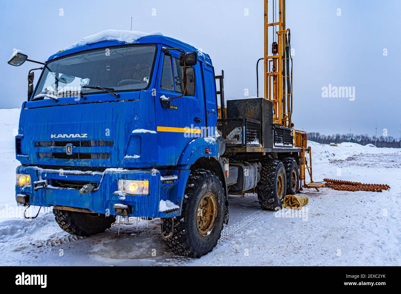 SANKT PETERSBURG, Russland-02.25.2021: KAMAZ LKW mit Bohrgerät. Durchführung von Wasserbohren und geologischen Ingenieurvermessungen Stockfoto