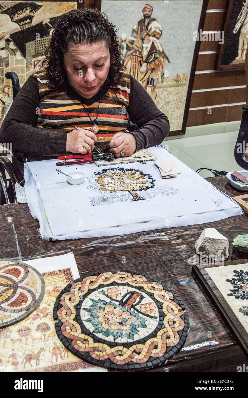 Eine Frau, die Mosaiken in Madaba, Jordanien, macht. Stockfoto