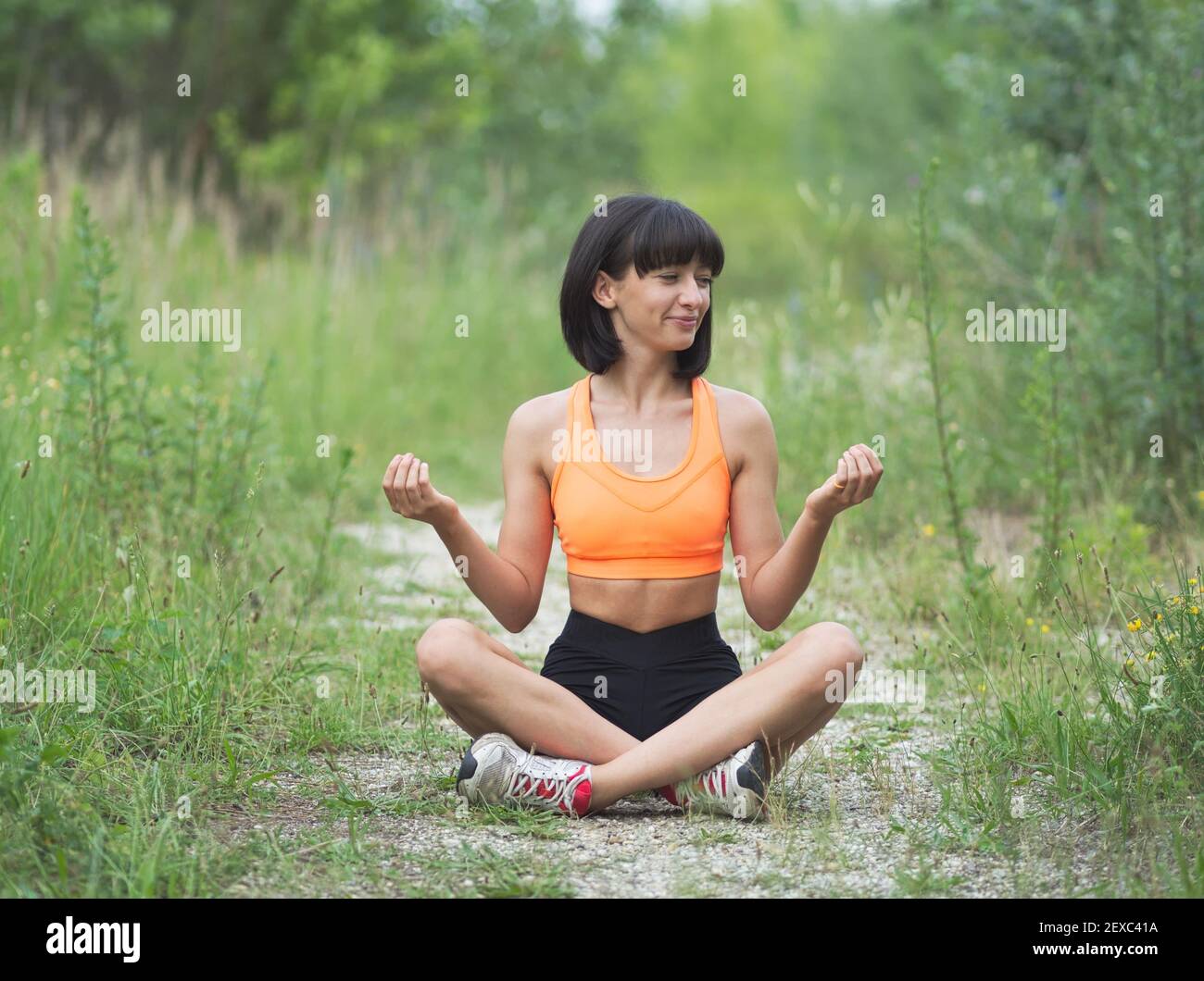 Pretty Young Skinny Frau Macht Übungen Im Freien Stockfoto