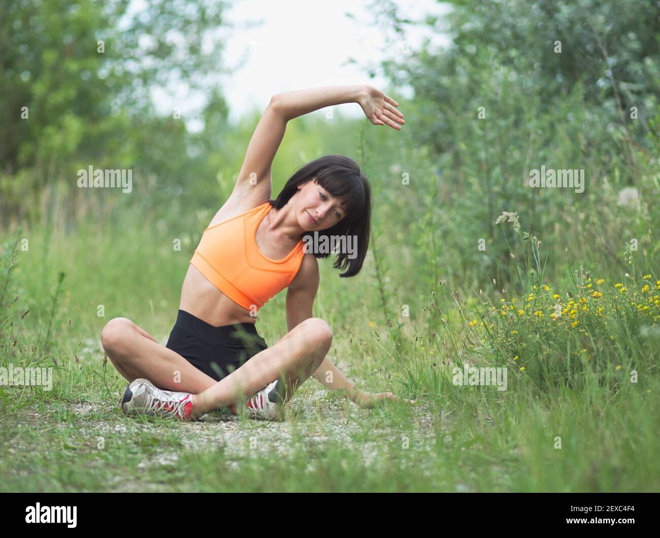 Pretty Young Skinny Frau Macht Übungen Im Freien Stockfoto