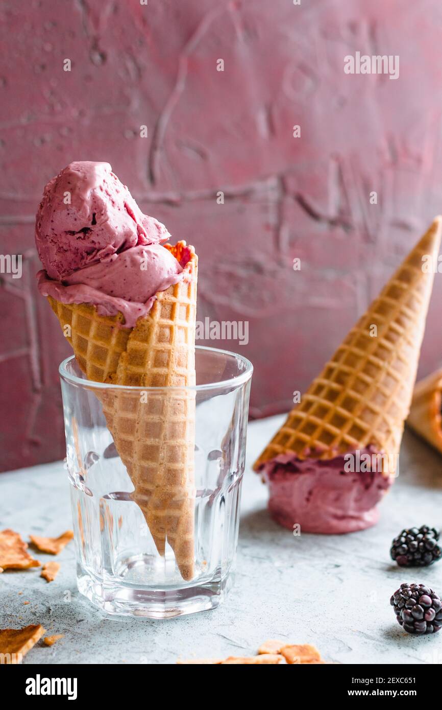 Waffelkegel mit BlackBerry-Eiscreme. Stockfoto