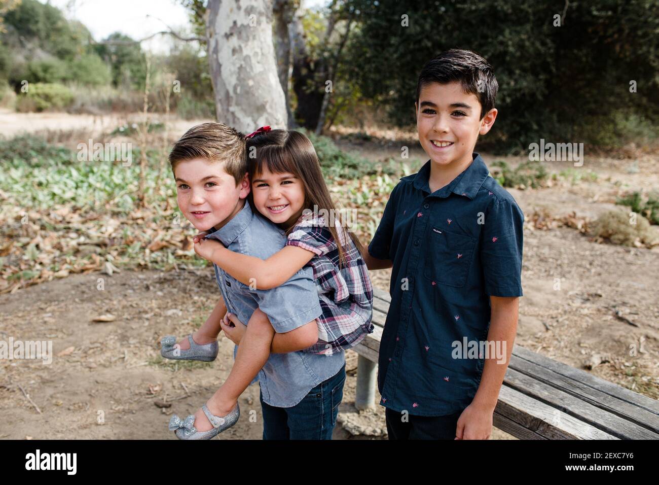 Drei Geschwister lächeln für Camera in San Diego Stockfoto