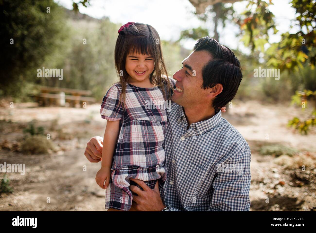 Vater und Tochter lachen im Park in San Diego Stockfoto