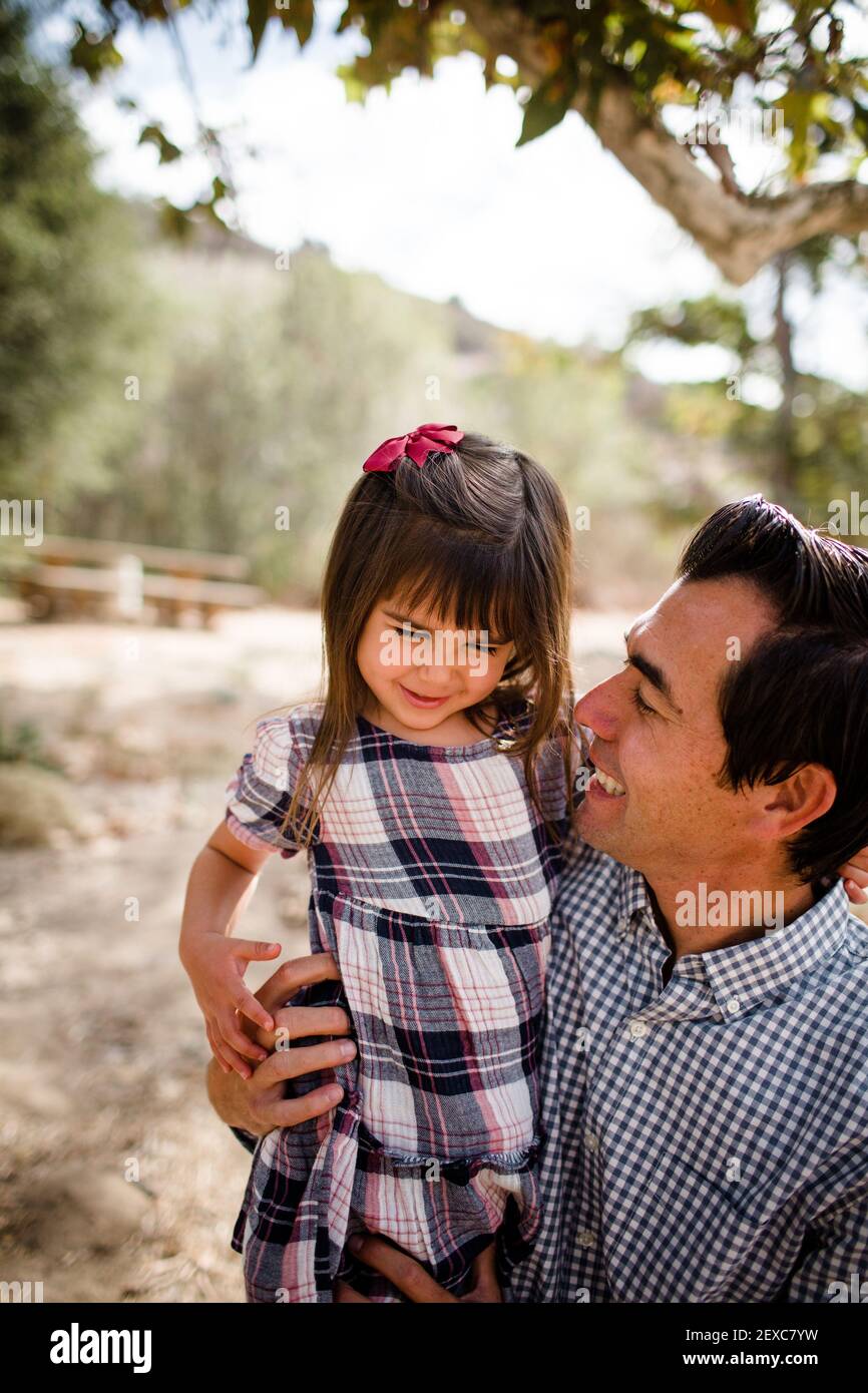 Papa Tickling Junge Tochter im Park in San Diego Stockfoto