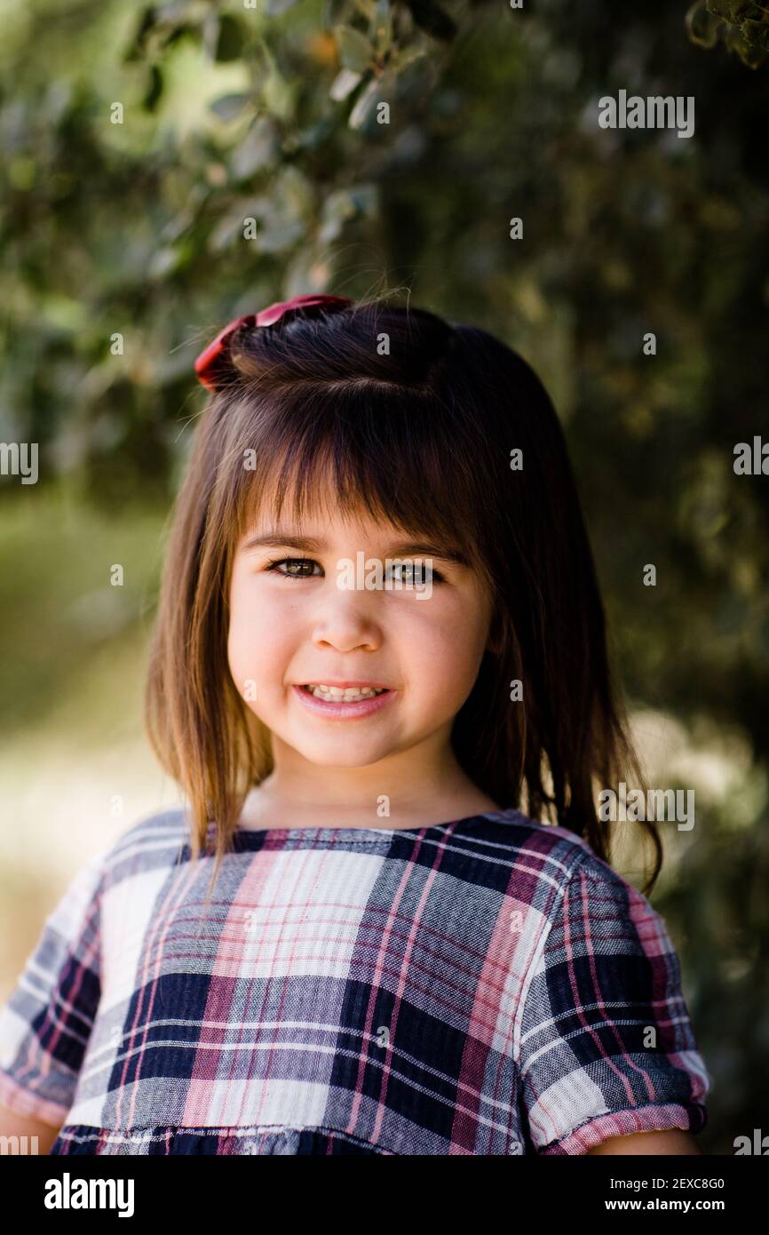 Kopfaufnahme des jungen Mädchens unter Baum in San Diego Stockfoto