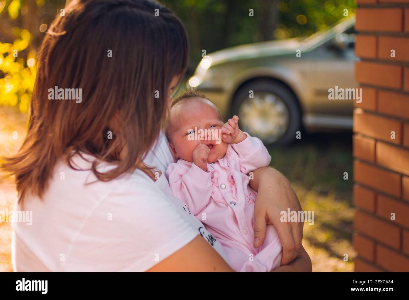 Foto einer Mutter, die ihre neugeborene Tochter in der Nähe hält Stockfoto