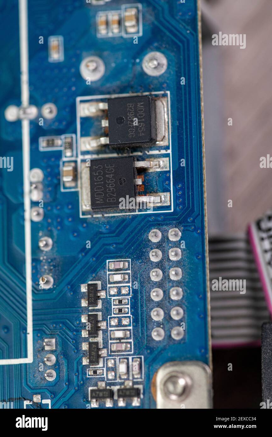 Detail einer elektronischen Platine mit Sladatur Stockfoto