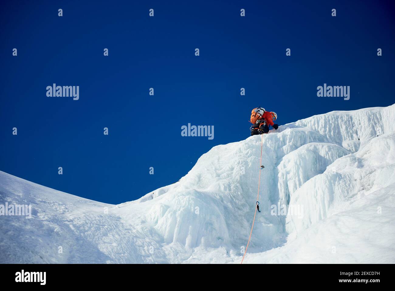 Male Ice Climbing Guide führt eine Eiskletterei in New Hampshire Stockfoto