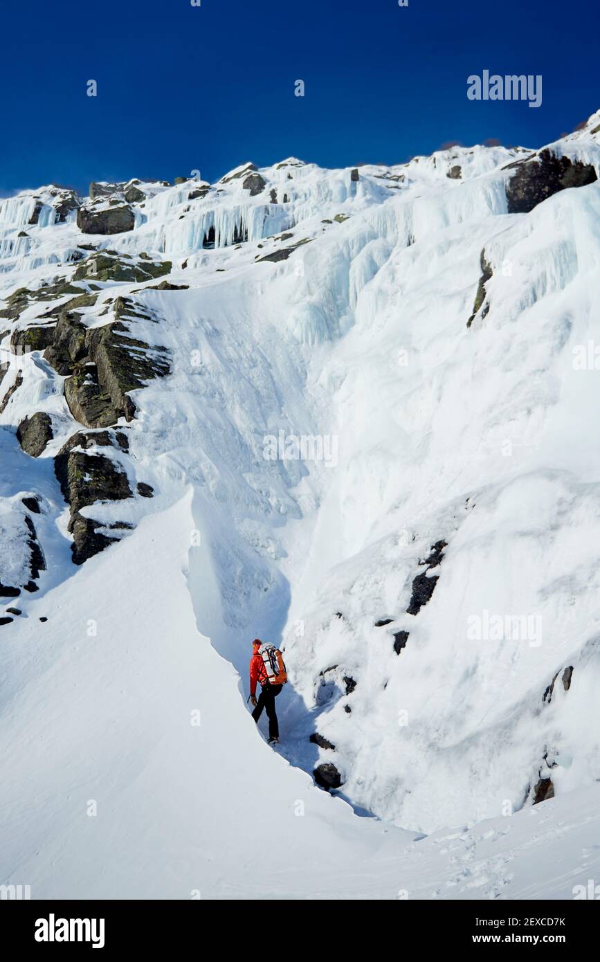 Eiskletterer nähert sich einer Eiskletterei in den White Mountains, NH Stockfoto