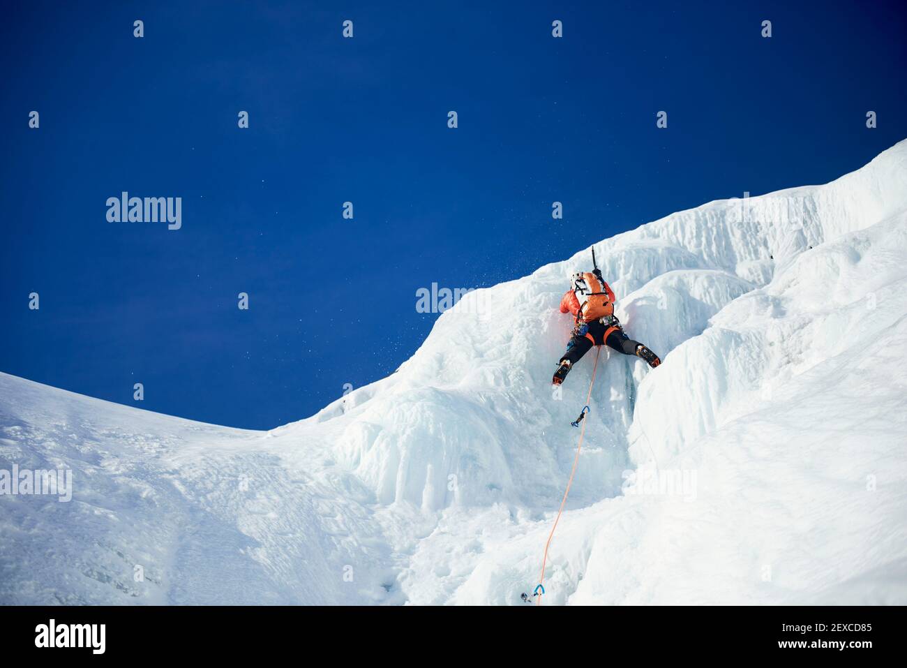 Male Ice Climbing Guide führt eine Eiskletterei in New Hampshire Stockfoto