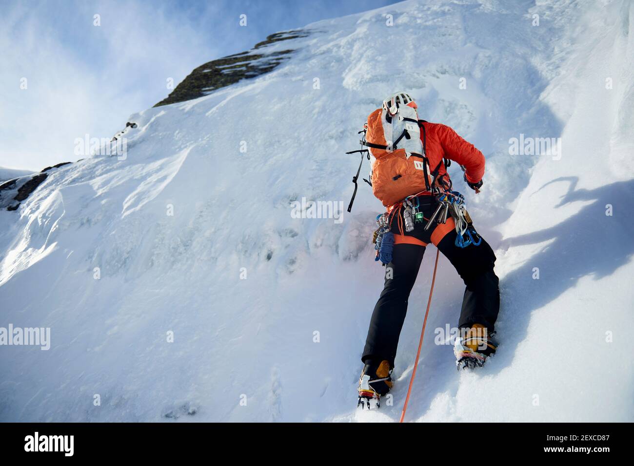 Männlicher Eiskletterführer führt eine Eiskletterei in New Hampshire Stockfoto
