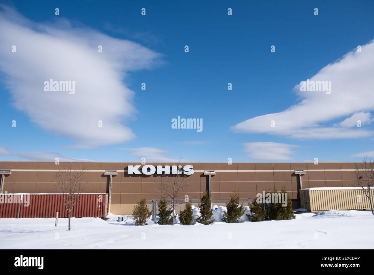 Firmenlogo des Kaufhauses Kohl in extrakräftiger Helvetica-Schrift an der Seite eines Geschäfts kohl's, Berlin, VT, USA. Stockfoto