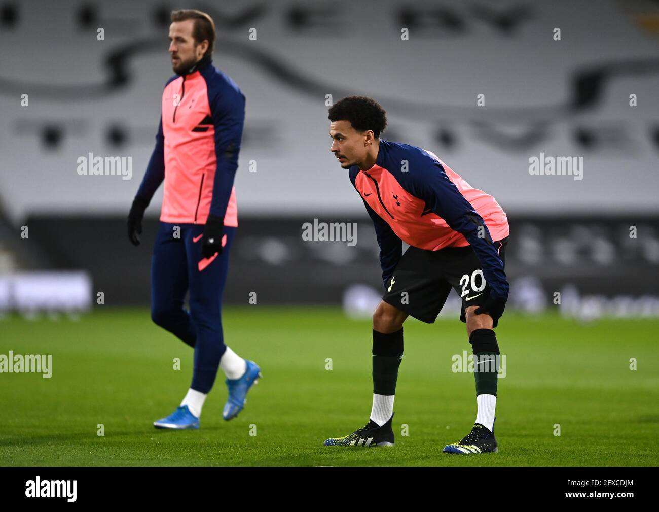 Tottenham Hotspur's Harry Kane (links) und DELE Alli wärmen sich vor dem Premier League Spiel im Craven Cottage, London auf. Bilddatum: Donnerstag, 4. März 2021. Stockfoto