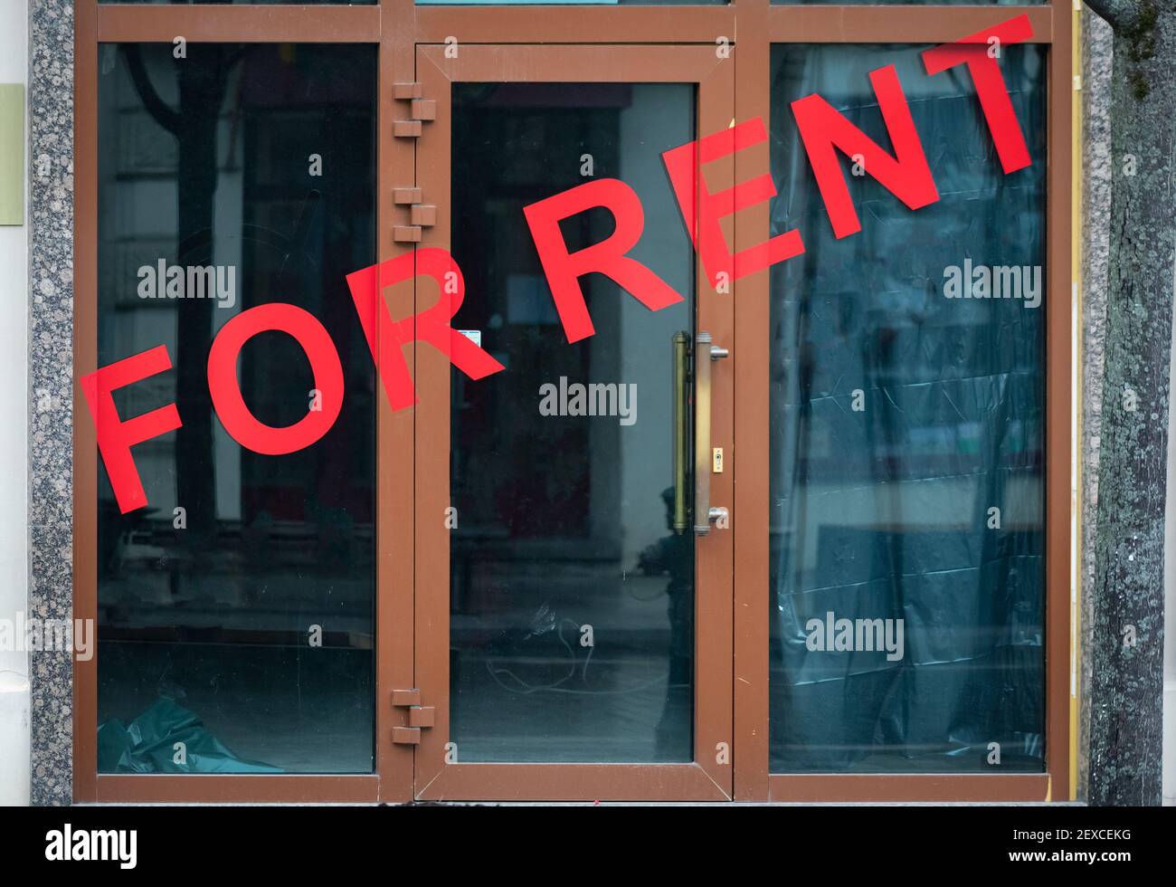 Zur Miete Zeichen an der Tür eines Geschäfts, Bar oder Restaurant in der Innenstadt geschlossen für Konkurs wegen covid oder Coronavirus Wirtschaftskrise mit Blick Stockfoto
