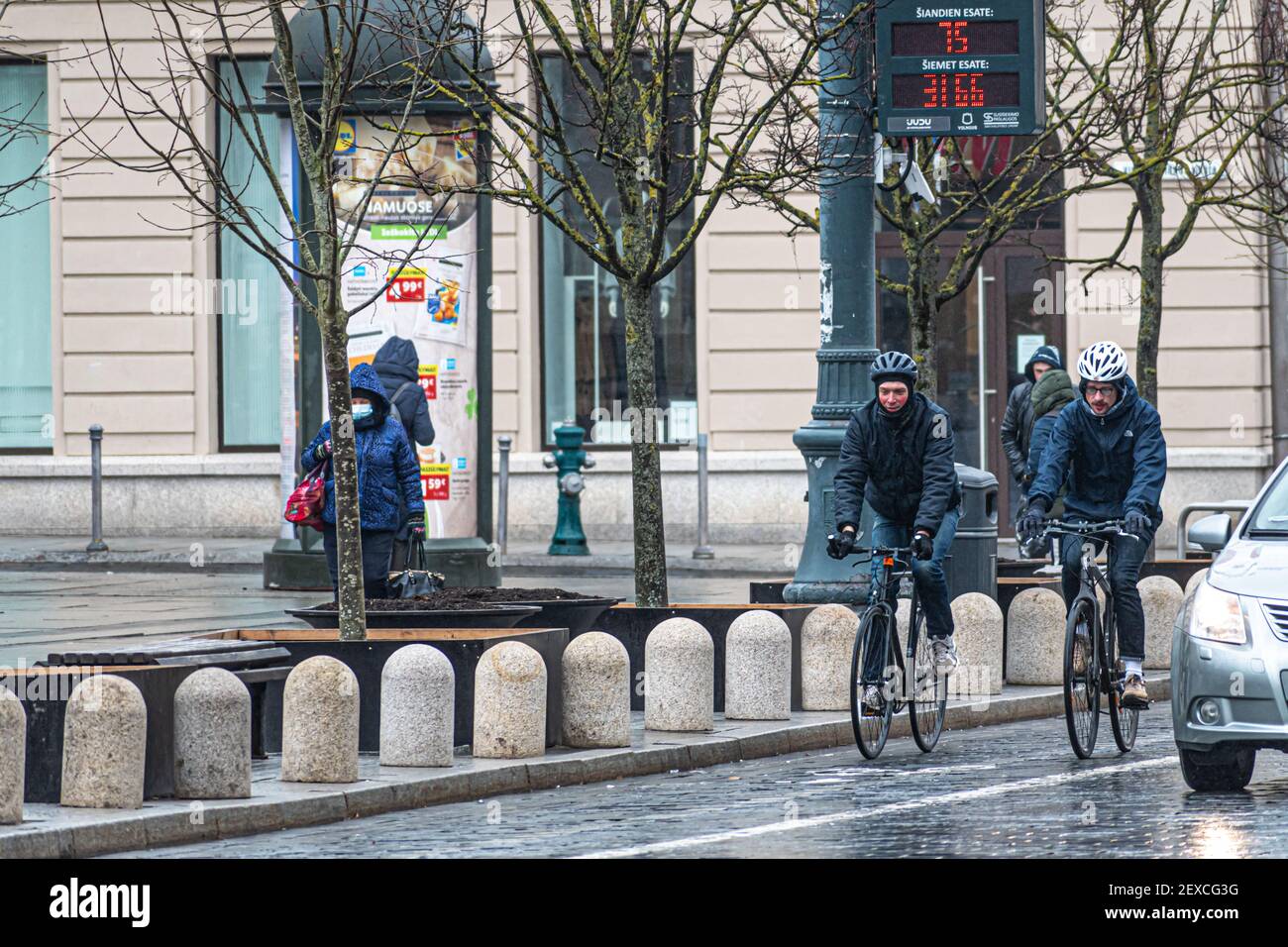 Radfahrer mit Helm und Maske Radfahren in der Stadt während Covid oder Coronavirus Notfall, nachhaltiges Verkehrskonzept Stockfoto