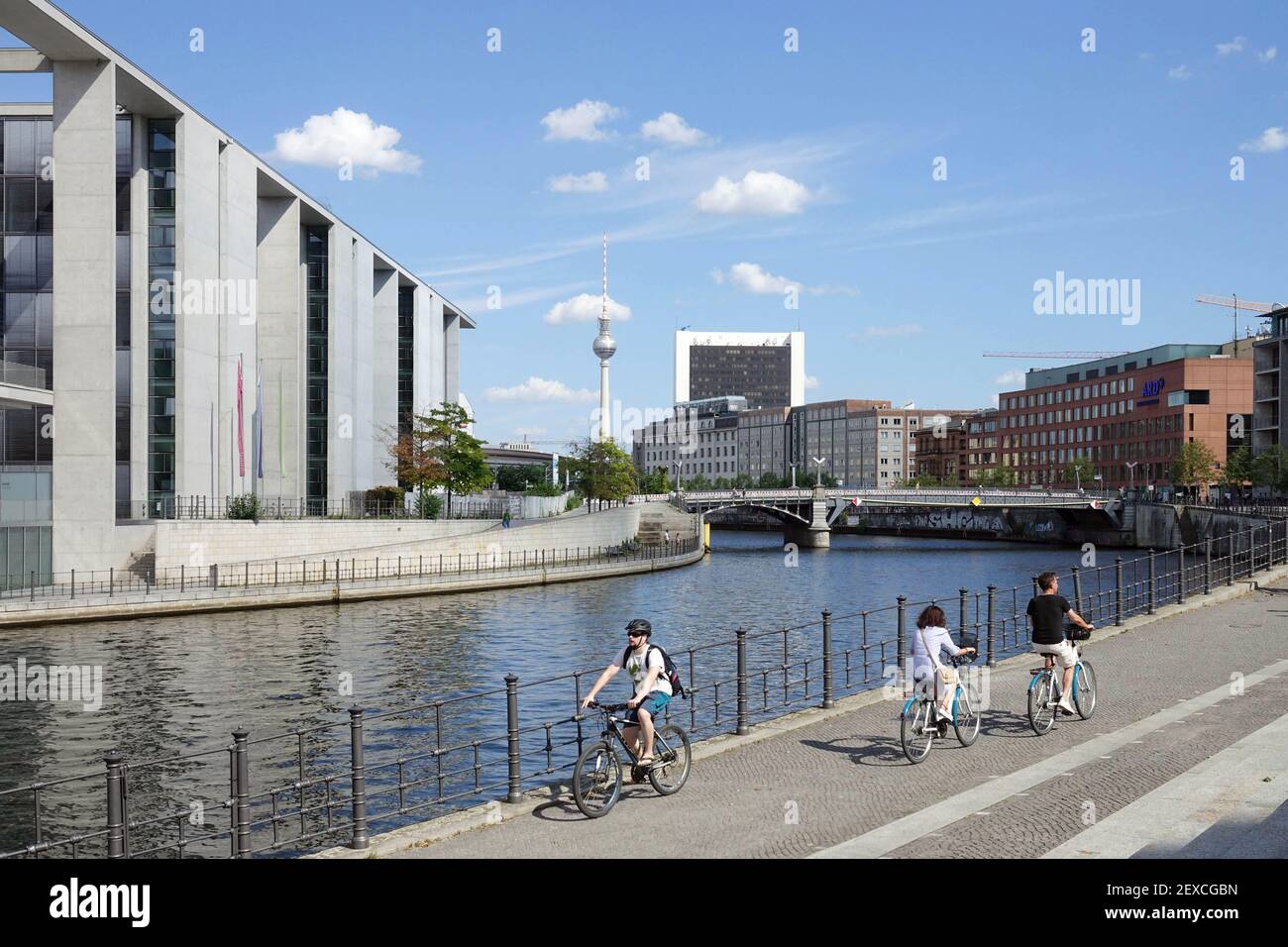 Die Spree führt durch das Zentrum von Berlin, Touristen fahren Fahrrad entlang des Flusses Stockfoto