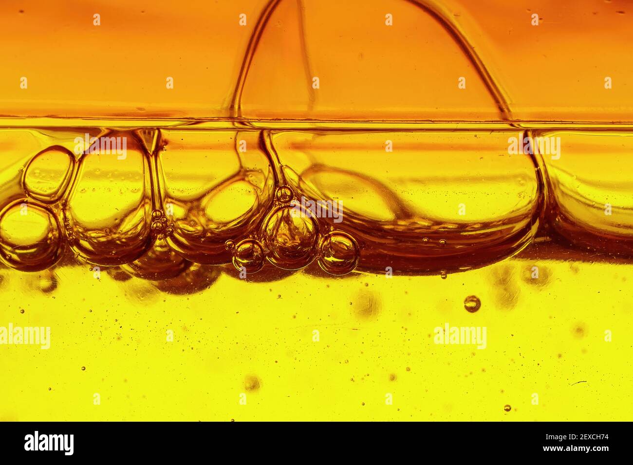 Eine zähflüssige gelbe Flüssigkeit mit Luftblasen Stockfoto