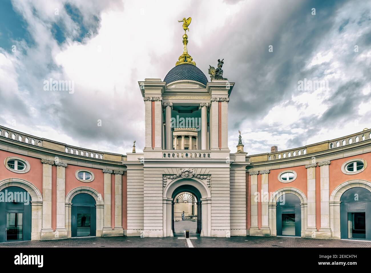 Ein Torbogen mit Turm und runden Seitenwänden mit Türen in modernem, altem Stil Stockfoto